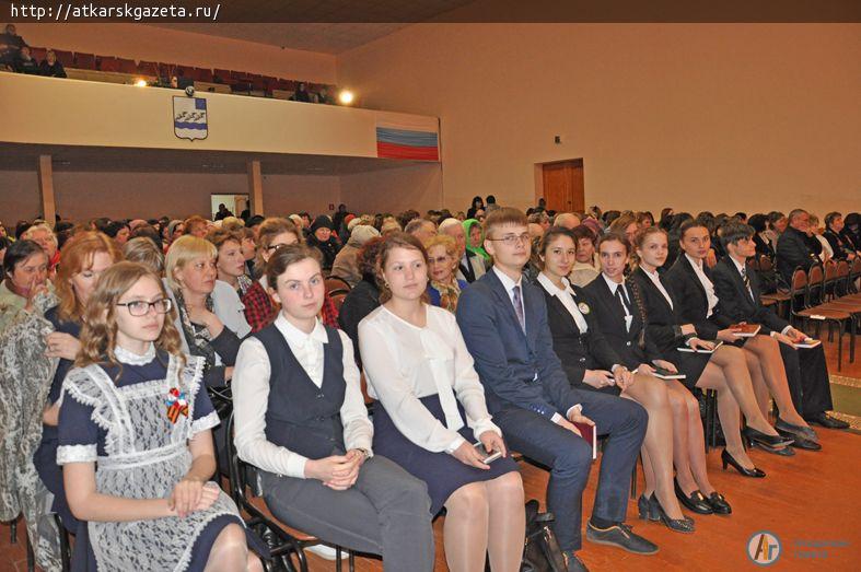 Сегодня муниципальных служащих поздравил глава района Виктор ЕЛИН (ФОТО)