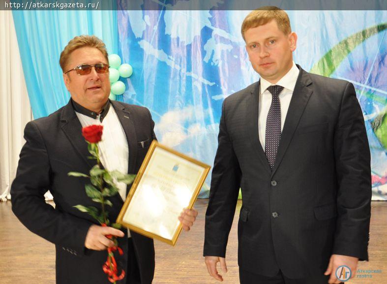 Сегодня муниципальных служащих поздравил глава района Виктор ЕЛИН (ФОТО)
