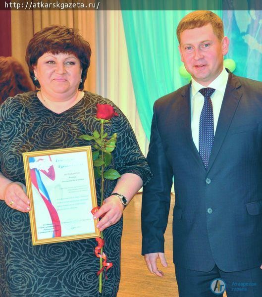 Сегодня муниципальных служащих поздравил глава района Виктор ЕЛИН (ФОТО)