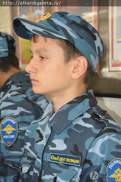Сегодня начальник райотдела МВД вручил удостоверения юных полицейских 10 ученикам школы №8 (ФОТО)