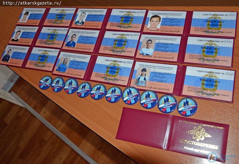 Сегодня начальник райотдела МВД вручил удостоверения юных полицейских 10 ученикам школы №8 (ФОТО)