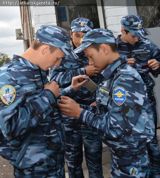 Сегодня начальник райотдела МВД вручил удостоверения юных полицейских 10 ученикам школы №8 (ФОТО)