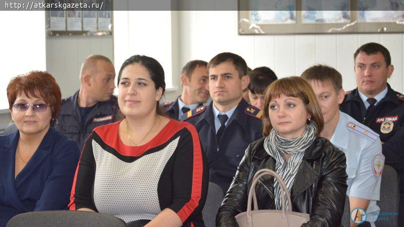 Сегодня начальник райотдела МВД вручил удостоверения юных полицейских 10 ученикам школы №8 (ФОТО)