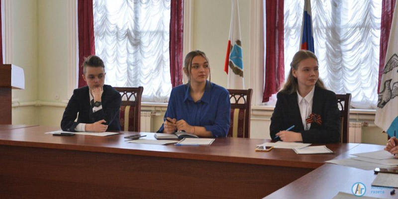 Сегодня  обязанности руководителей района исполняют школьники