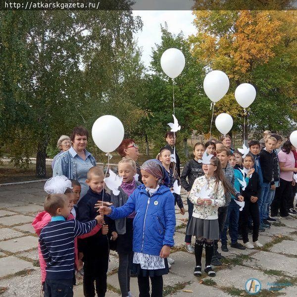 Сегодня школьники Марфино, Озерного, Иваново-Языковки, школы №10 провели акцию "Голубь мира"