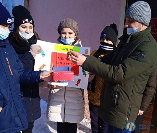 Семиклассники провели в Аткарске акцию «Меняю сигарету на конфету»