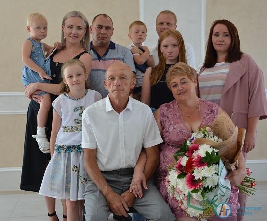 Семья Чурляевых из Лопуховки награждена медалью «За любовь и верность»