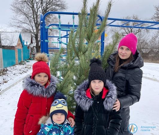 Семьям мобилизованных в Аткарске вручили новогодние елки