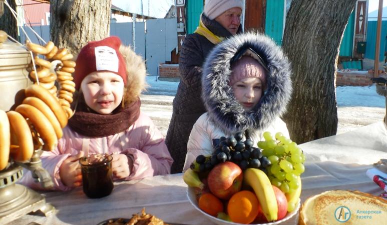 Широкую масленицу проводили на улице Набережной