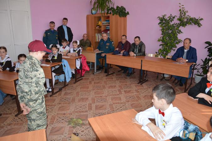 Школьникам показали военную технику изнутри