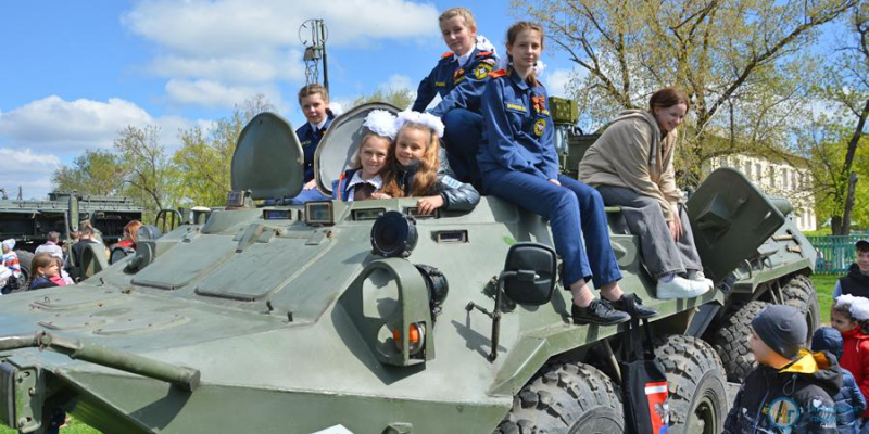 Школьникам показали военную технику изнутри