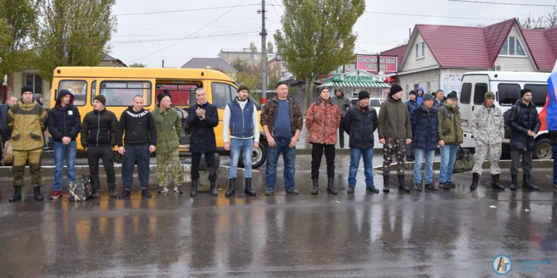 Сотни аткарчан провожали мобилизованных на площади Гагарина