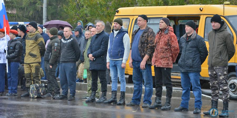 Сотни аткарчан провожали мобилизованных на площади Гагарина