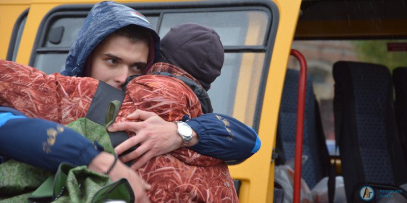 Сотни аткарчан провожали мобилизованных на площади Гагарина