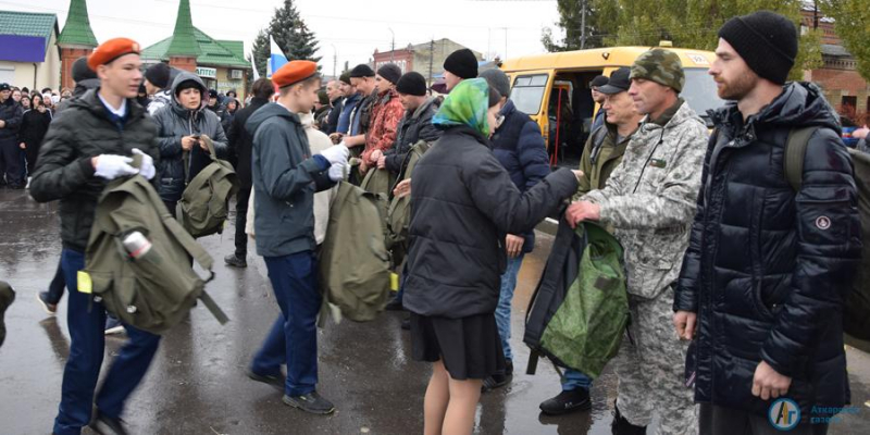 Сотни аткарчан провожали мобилизованных на площади Гагарина