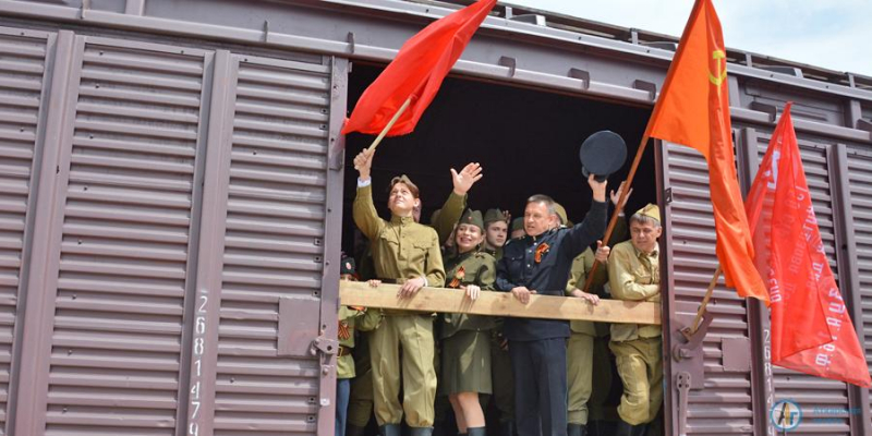 Сотни аткарчан встречали на вокзале ретро-поезд Победы