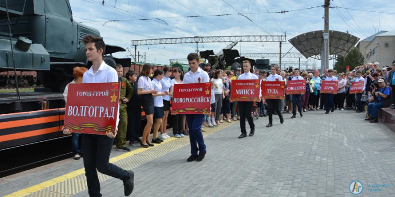 Сотни аткарчан встречали на вокзале ретро-поезд Победы