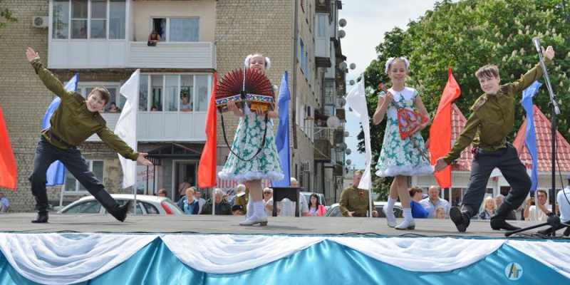 Сотни аткарчан встречали на вокзале ретро-поезд Победы