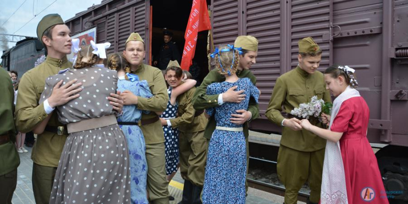 Сотни аткарчан встречали на вокзале ретро-поезд Победы