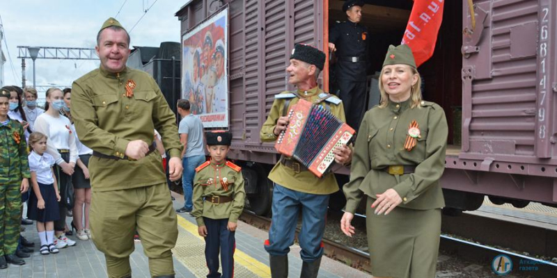 Сотни аткарчан встречали на вокзале ретро-поезд Победы