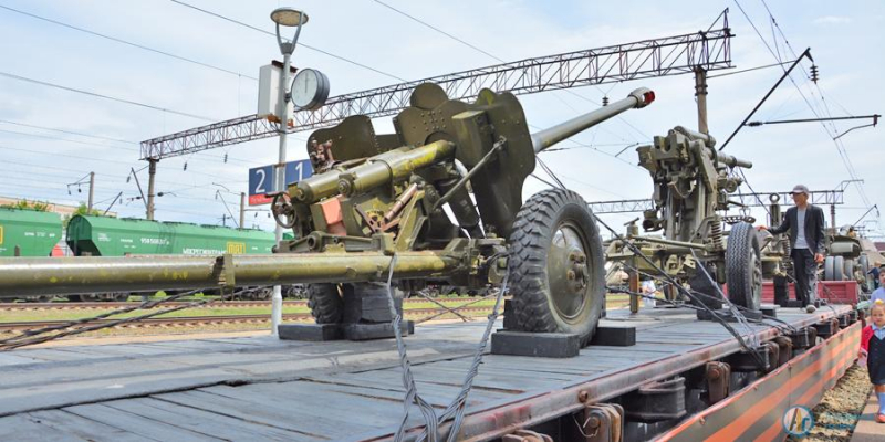 Сотни аткарчан встречали на вокзале ретро-поезд Победы