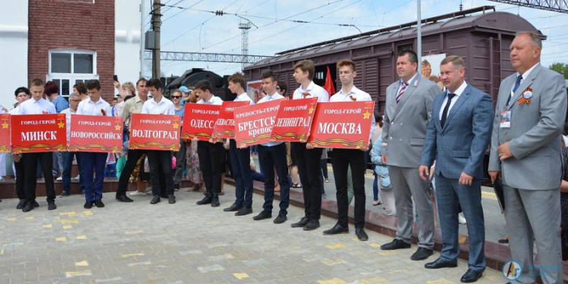 Сотни аткарчан встречали на вокзале ретро-поезд Победы