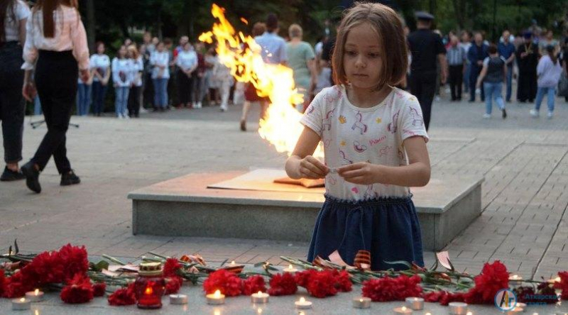 Сотни аткарчан зажгли у Вечного огня свечи памяти