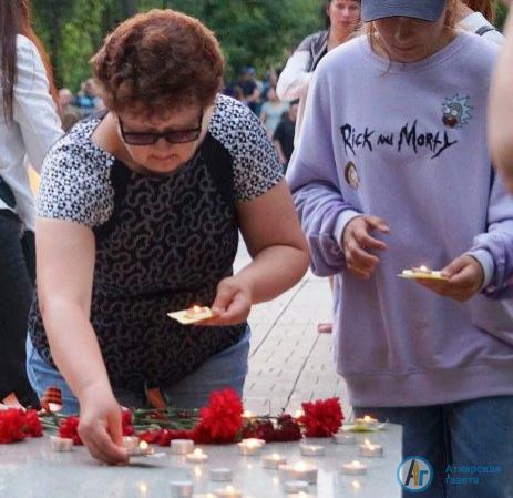 Сотни аткарчан зажгли у Вечного огня свечи памяти