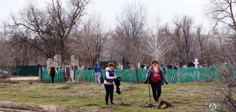 Сотни человек в Аткарске вышли сегодня на субботник