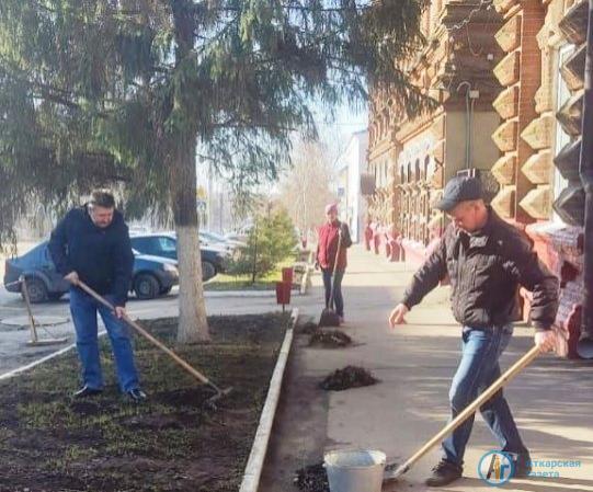 Сотни человек в Аткарске вышли сегодня на субботник