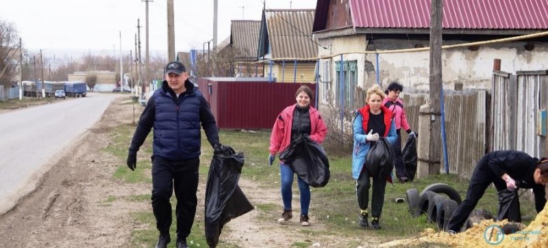 Сотни человек в Аткарске вышли сегодня на субботник