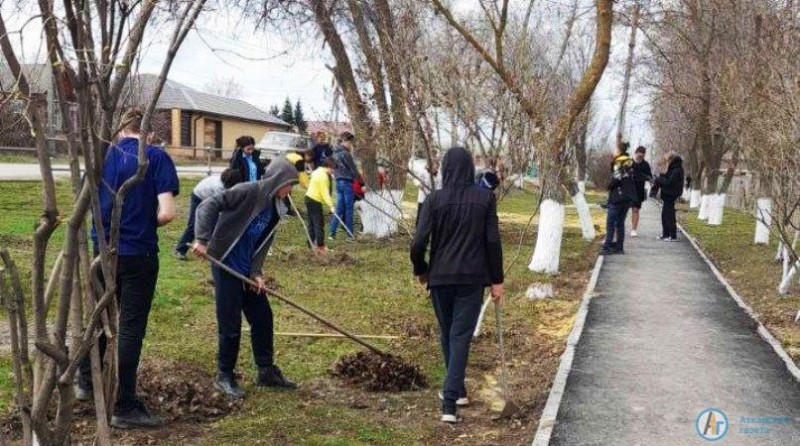 Сотни человек в Аткарске вышли сегодня на субботник