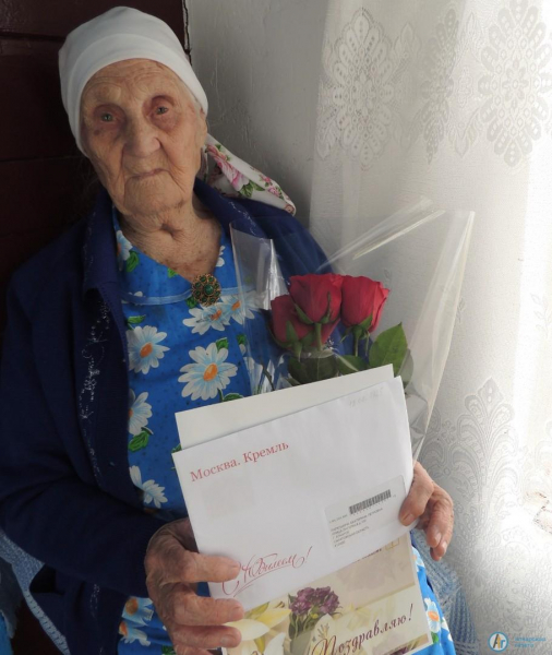 Сотрудники КЦСОН поздравили Екатерину Ларюшину с 95-летием
