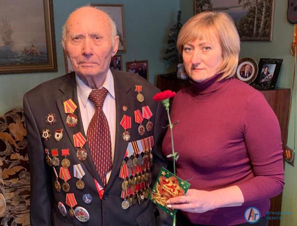 Сотрудники КЦСОН поздравили ветеранов с Днем защитника отечества