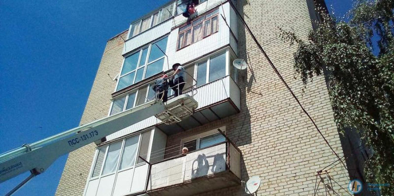 Спасатели проникли в квартиру старушки через балкон 4 этажа