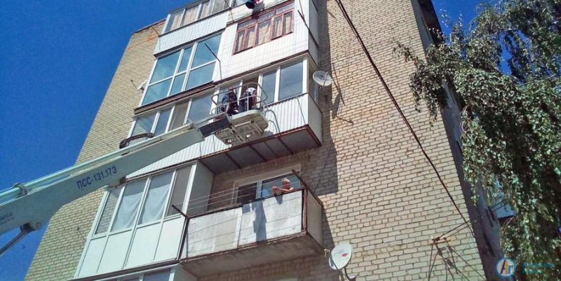 Спасатели проникли в квартиру старушки через балкон 4 этажа