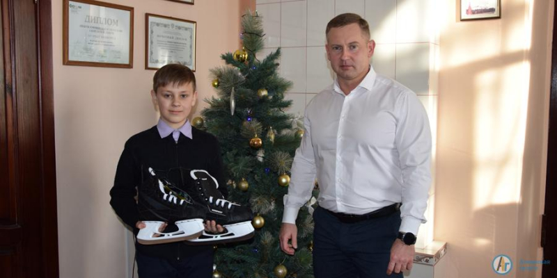 Спасшему щенков школьнику Виктор Елин подарил коньки