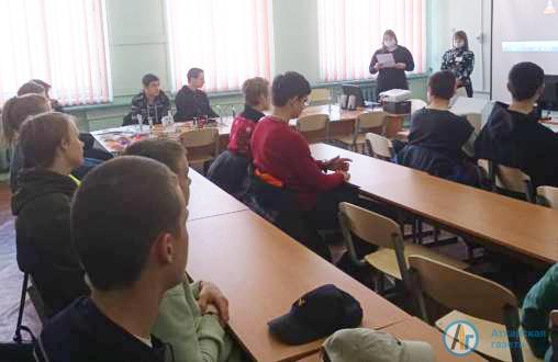 Студентам колледжа рассказали о правилах поведения на железной дороге