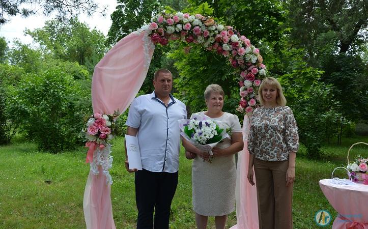 Супруги Захарченко в городском парке отметили серебряную свадьбу