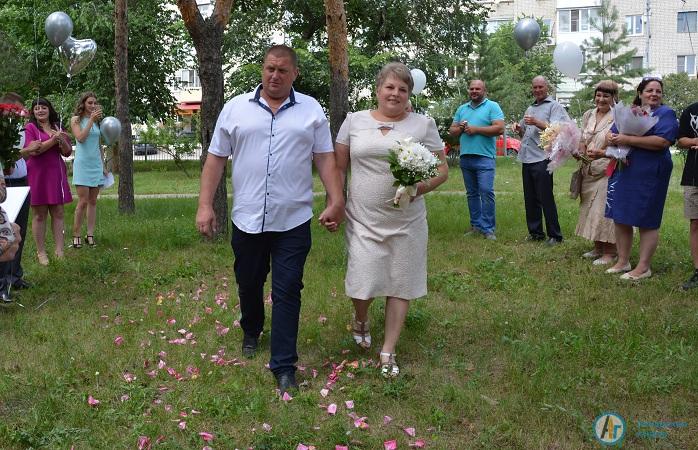 Супруги Захарченко в городском парке отметили серебряную свадьбу