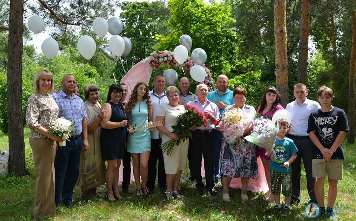 Супруги Захарченко в городском парке отметили серебряную свадьбу