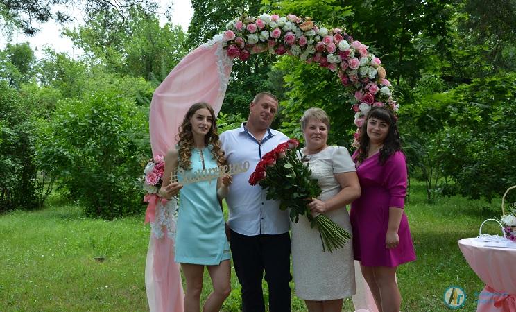 Супруги Захарченко в городском парке отметили серебряную свадьбу