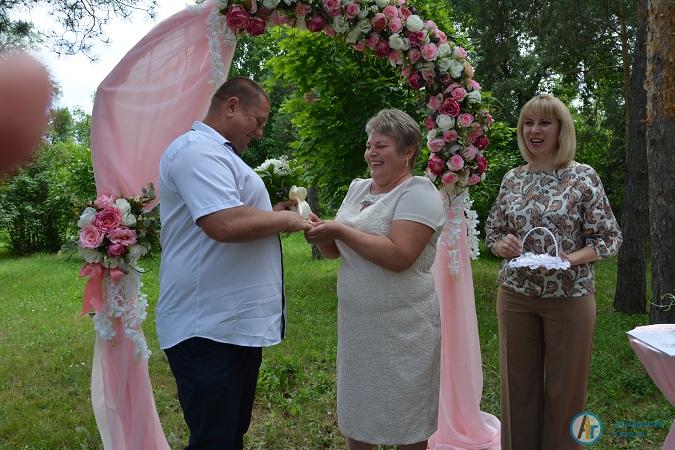 Супруги Захарченко в городском парке отметили серебряную свадьбу