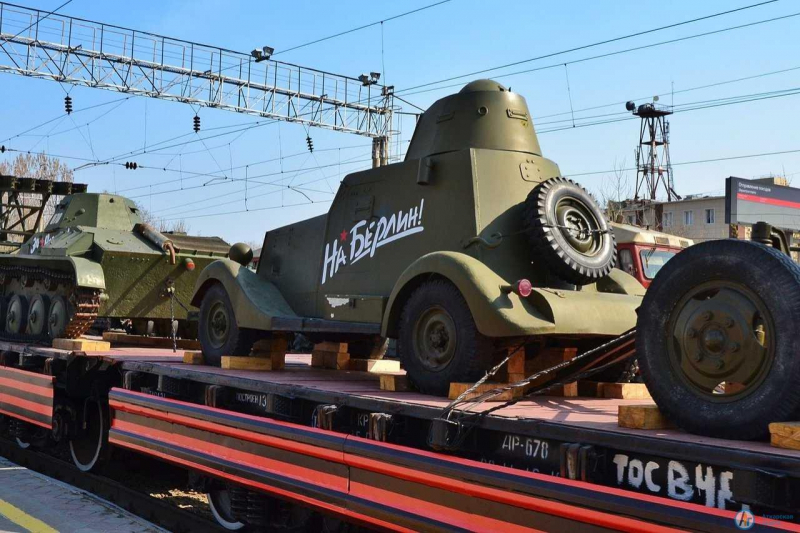 Танки погрузили на платформу ретро-поезда  «Воинский эшелон»