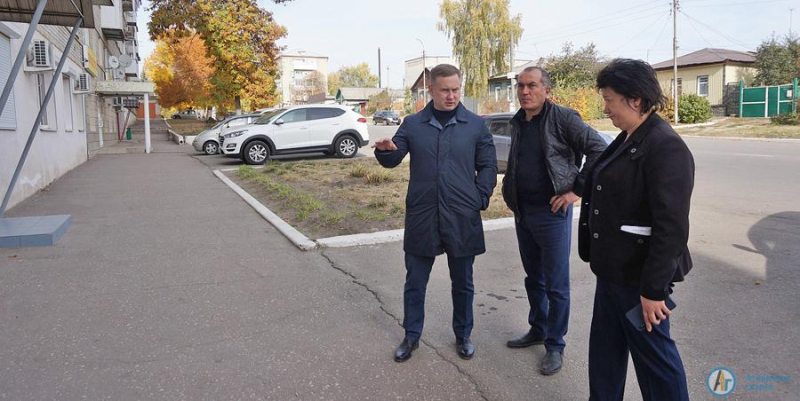 Тротуар перед ЗАГСом замостят плиткой 