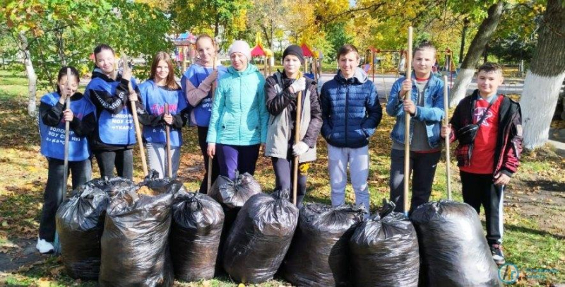 Тысяча аткарчан вышли на общерайонный осенний субботник