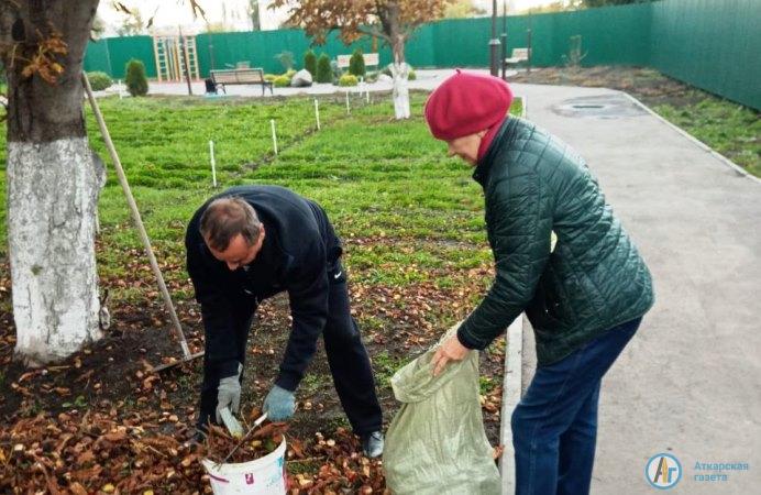 Тысяча аткарчан вышли на общерайонный осенний субботник