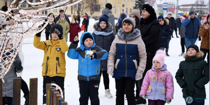 У главной елки Аткарска танцевали взрослые и дети