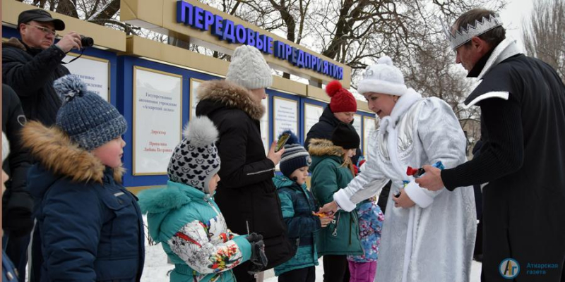 У главной елки Аткарска танцевали взрослые и дети