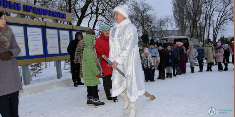 У главной елки Аткарска танцевали взрослые и дети